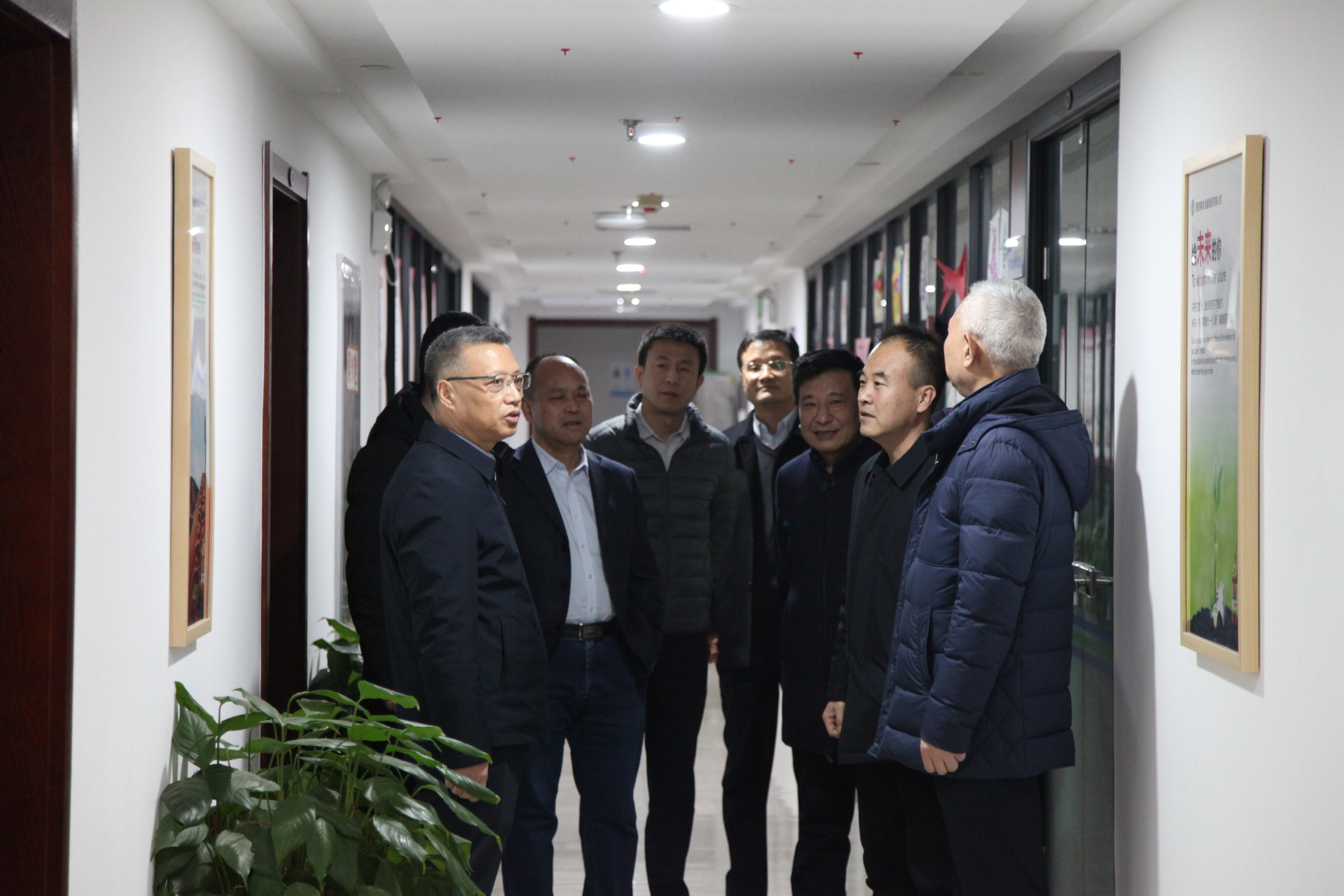 集团领导检查驻大厦企业安全工作并看望慰问干部职工